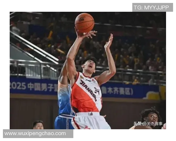 刘炜领衔上海队迎战新疆队全力争胜展现篮球激情与团队精神